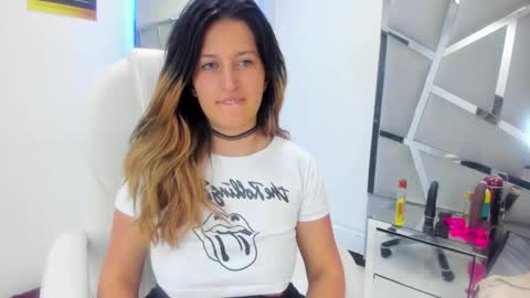 Snapshot of giaroussel chatting on 01/07/25, 11:24 GiaRoussel online show from 01/07/25, 11:24