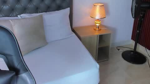 Snapshot of gipsela_gomez chatting on 02/16/25, 03:04 G I S E P L A online show from 02/16/25, 03:04