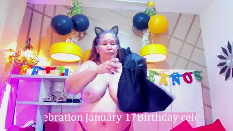 Snapshot of girl_amada chatting on 01/16/25, 05:00 Girl Amada online show from 01/16/25, 05:00