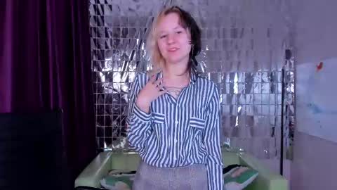 Snapshot of girl_next_doorr chatting on 12/27/24, 12:45 girl_next_doorr online show from 12/27/24, 12:45