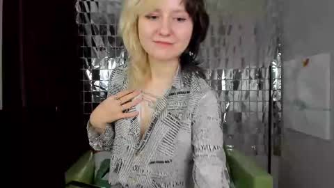 Snapshot of girl_next_doorr chatting on 12/29/24, 06:05 girl_next_doorr online show from 12/29/24, 06:05