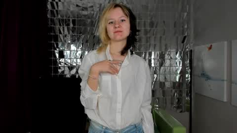 Snapshot of girl_next_doorr chatting on 01/04/25, 12:27 girl_next_doorr online show from 01/04/25, 12:27