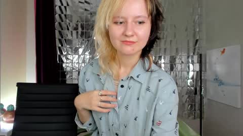 Snapshot of girl_next_doorr chatting on 01/05/25, 04:59 girl_next_doorr online show from 01/05/25, 04:59