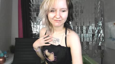 Snapshot of girl_next_doorr chatting on 01/18/25, 03:27 girl_next_doorr online show from 01/18/25, 03:27