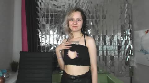 Snapshot of girl_next_doorr chatting on 01/18/25, 06:32 girl_next_doorr online show from 01/18/25, 06:32