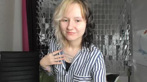 Snapshot of girl_next_doorr chatting on 01/19/25, 12:39 girl_next_doorr online show from 01/19/25, 12:39