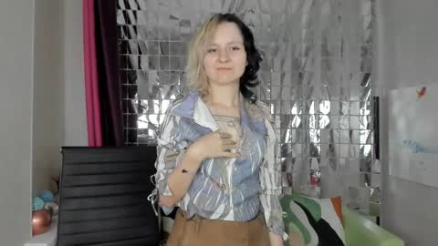 Snapshot of girl_next_doorr chatting on 01/28/25, 04:41 girl_next_doorr online show from 01/28/25, 04:41
