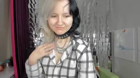 Snapshot of girl_next_doorr chatting on 02/01/25, 12:26 girl_next_doorr online show from 02/01/25, 12:26