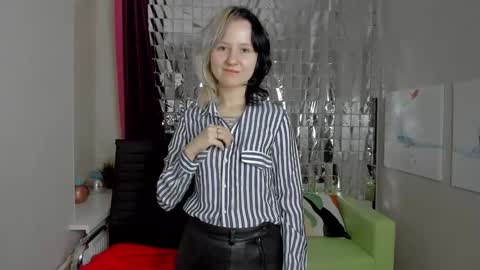 Snapshot of girl_next_doorr chatting on 02/02/25, 12:57 girl_next_doorr online show from 02/02/25, 12:57