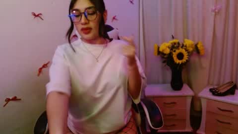 Snapshot of giselle_greey chatting on 09/27/25, 05:12 giselle_greey online show from 09/27/25, 05:12
