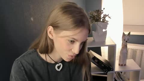 Snapshot of glennabeale chatting on 03/12/25, 08:52 Mia online show from 03/12/25, 08:52
