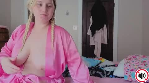 Snapshot of glitchwitch chatting on 10/23/25, 03:44 Glitch online show from 10/23/25, 03:44