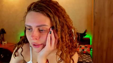 Snapshot of gloria_wood chatting on 12/18/24, 04:28 Gloria Wood online show from 12/18/24, 04:28