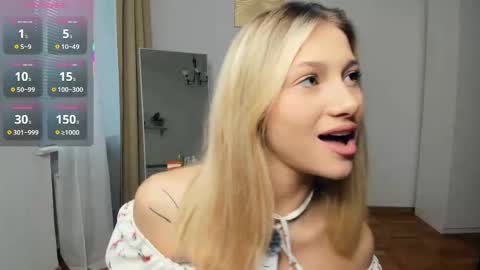 Snapshot of glossybabe_ chatting on 10/07/25, 07:38 Cherry online show from 10/07/25, 07:38