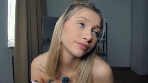 Snapshot of glossybabe_ chatting on 10/16/25, 07:20 Cherry online show from 10/16/25, 07:20