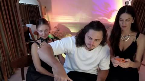   330 UTC2 girls   online show from 10/19/25, 03:18