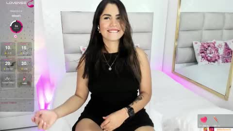 Snapshot of goddess_mia2 chatting on 11/14/25, 03:49 Mia online show from 11/14/25, 03:49