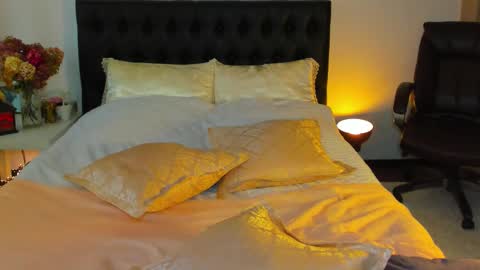 Snapshot of goddess_squirt_ chatting on 09/13/25, 02:33 Katrin online show from 09/13/25, 02:33