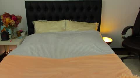 Snapshot of goddess_squirt_ chatting on 10/14/25, 05:41 Katrin online show from 10/14/25, 05:41