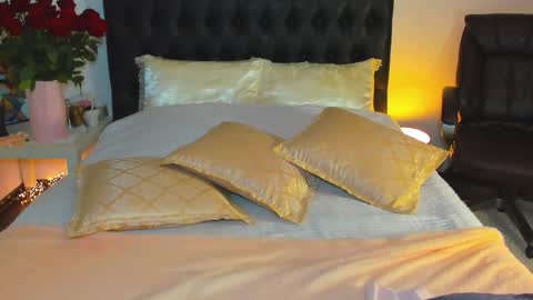 Snapshot of goddess_squirt_ chatting on 10/19/25, 12:22 Katrin online show from 10/19/25, 12:22