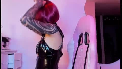Snapshot of goddess_vee_ chatting on 10/27/25, 05:22 vee online show from 10/27/25, 05:22
