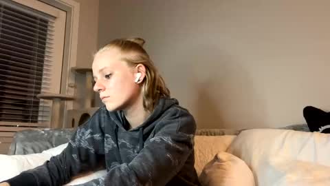 feyaa22 online show from 12/12/24, 02:37
