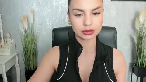Snapshot of goddessmiaa chatting on 02/26/25, 01:08 Mistress online show from 02/26/25, 01:08