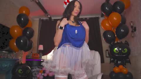 Snapshot of goldenmoore chatting on 10/29/25, 02:58 Anna online show from 10/29/25, 02:58