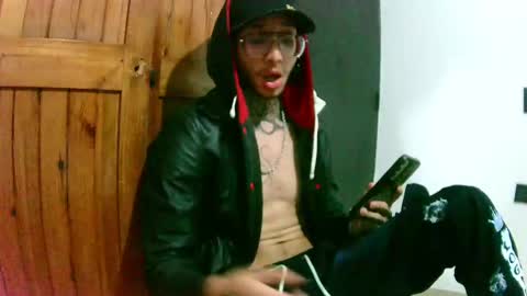Snapshot of goldens_boy chatting on 01/14/25, 01:47 Goldens Boy online show from 01/14/25, 01:47