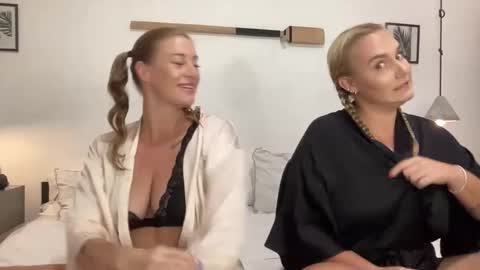 Snapshot of green_eyed_goddess_ chatting on 01/05/25, 04:04 Green Eyed Goddess online show from 01/05/25, 04:04