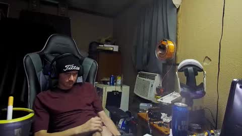 Snapshot of greenlungs8195 chatting on 10/21/25, 02:51 Greenlungs8195 online show from 10/21/25, 02:51