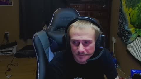 Snapshot of greenlungs8195 chatting on 11/20/25, 05:12 Greenlungs8195 online show from 11/20/25, 05:12