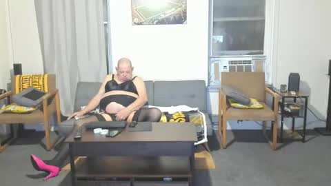 Snapshot of gregkuitch chatting on 11/18/25, 12:27 gregkuitch online show from 11/18/25, 12:27