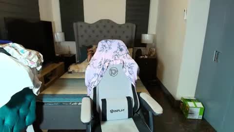 Snapshot of greta_v chatting on 11/18/25, 10:09 greta_v online show from 11/18/25, 10:09