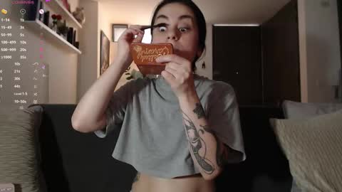 Snapshot of guccipussy1 chatting on 09/18/25, 07:27 Elena online show from 09/18/25, 07:27