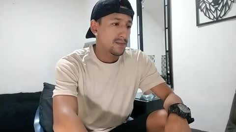 Snapshot of guykarim chatting on 03/11/25, 11:04 karim online show from 03/11/25, 11:04