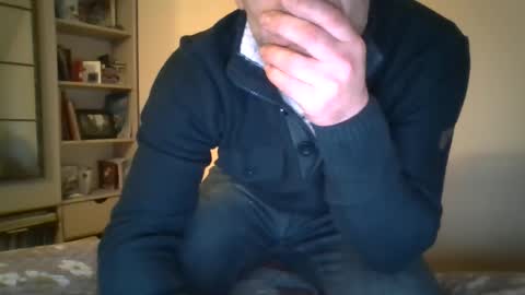 Snapshot of guywa chatting on 01/11/25, 06:44 Drake online show from 01/11/25, 06:44