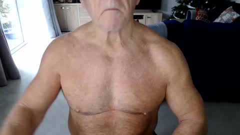 Snapshot of gymguyuk28 chatting on 12/17/24, 11:17 Gymguy online show from 12/17/24, 11:17