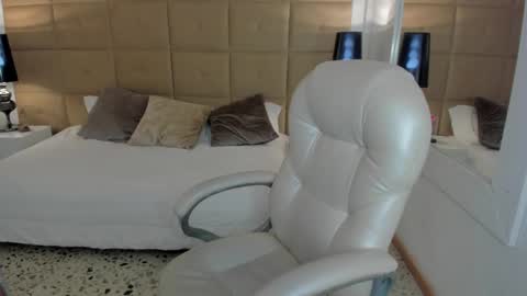 Snapshot of hailey_florez chatting on 02/13/25, 06:27 hailey online show from 02/13/25, 06:27