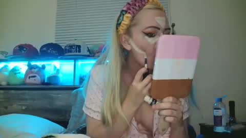 Hailey and d online show from 11/12/25, 12:22