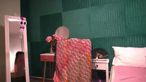 Hailey online show from 11/04/25, 04:11