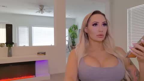 Halia Hill online show from 10/15/25, 05:57