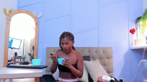 Halley Lorens online show from 11/11/25, 07:14