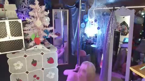 Snapshot of halovalentine chatting on 12/07/24, 02:09 halovalentine online show from 12/07/24, 02:09