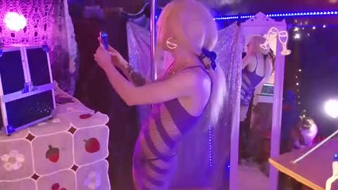 Snapshot of halovalentine chatting on 01/21/25, 02:22 halovalentine online show from 01/21/25, 02:22