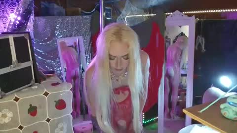 Snapshot of halovalentine chatting on 02/10/25, 01:35 halovalentine online show from 02/10/25, 01:35