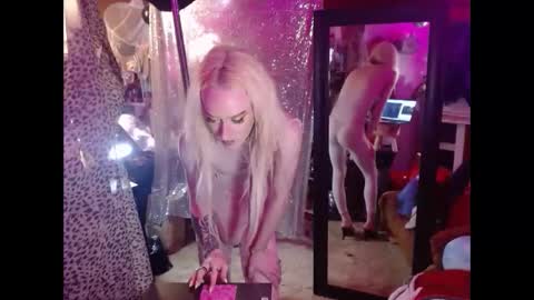 Snapshot of halovalentine chatting on 09/17/25, 12:01 halovalentine online show from 09/17/25, 12:01