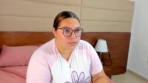 hana_lover_ online show from 11/22/25, 12:48