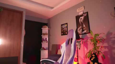 Snapshot of hanna_chris chatting on 10/12/25, 02:10 HANNA online show from 10/12/25, 02:10