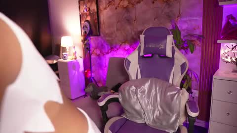 Snapshot of hanna_chris chatting on 10/20/25, 02:01 HANNA online show from 10/20/25, 02:01